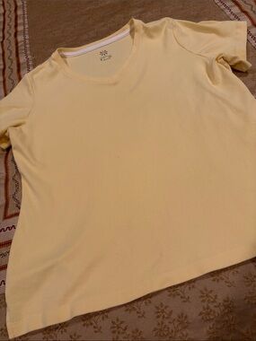 Isaac Mizrahi Pale Yellow Short Sleeve Tee, Soft Pima Cotton, V-Neck, L